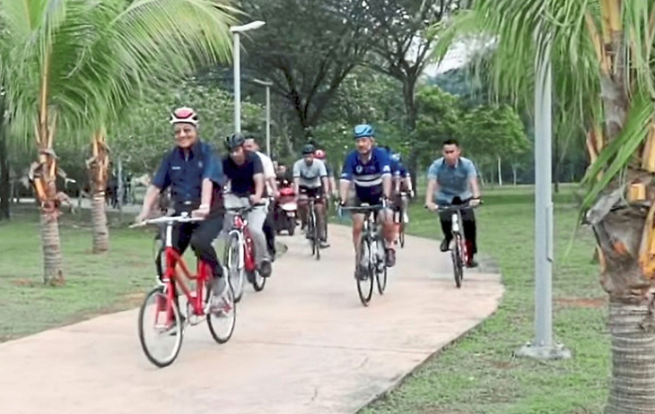 Thủ tướng Malaysia khoe sức khỏe khi đạp xe quanh thành phố - Ảnh 1.