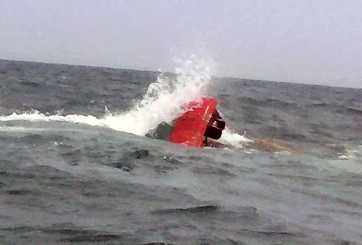 7 ngư dân thoát chết khi tàu cá chìm giữa biển - Ảnh 2.