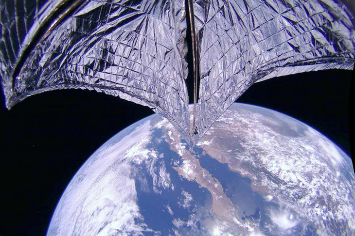Tàu vũ trụ bay quanh Trái đất bằng cánh buồm mặt trời - Ảnh 1.