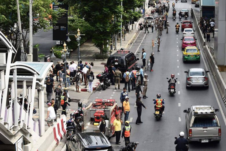 Bangkok thắt chặt an ninh sau hai vụ nổ nghi do bom ở trung tâm - Ảnh 1.