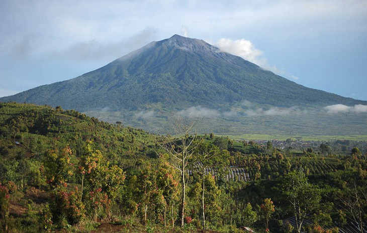 Indonesia cảnh báo an toàn bay do núi lửa Kerinci phun trào - Ảnh 1.