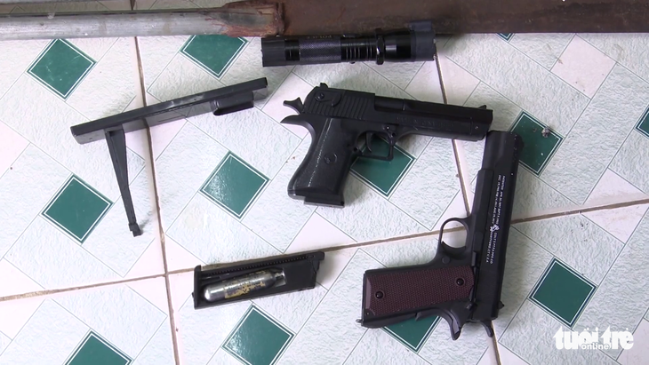 Tạm giữ 5 thanh niên mang súng đi đòi nợ tiền vay 5 triệu đồng - Ảnh 2.