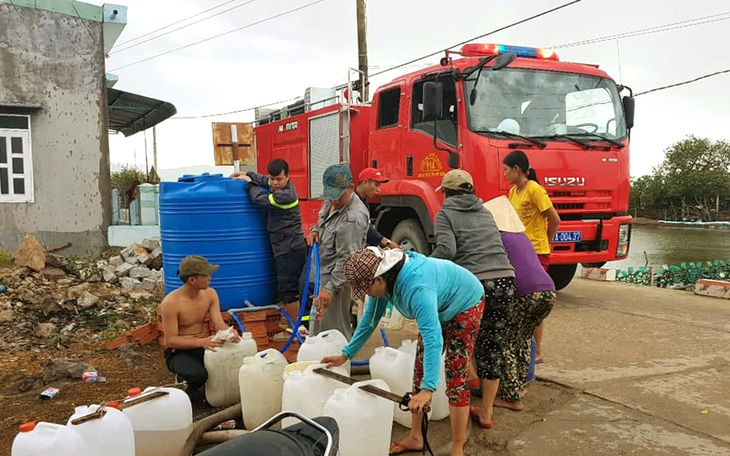 Miền Trung: Phải dùng xe cứu hỏa 