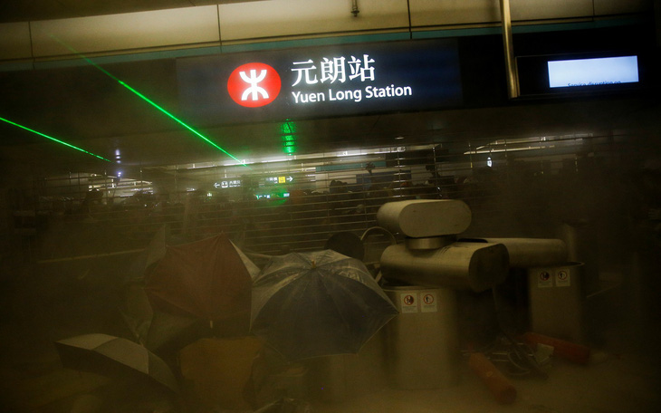 Nhà ga Hong Kong mịt mù khói khi người biểu tình xung đột với cảnh sát