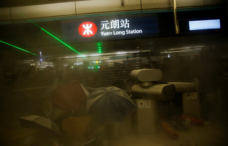 Nhà ga Hong Kong mịt mù khói khi người biểu tình xung đột với cảnh sát - Ảnh 1.