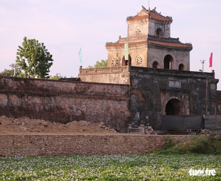 Sửa sai ở bờ kè Hộ Thành hào, đơn vị thi công xin thêm 2 tháng - Ảnh 1.