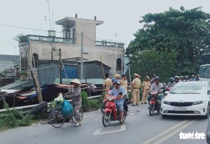 Xe bồn va chạm xe máy, hai mẹ con tử vong - Ảnh 1.