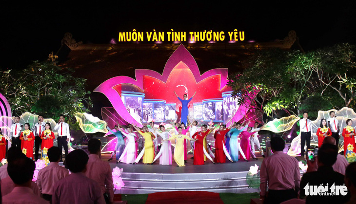 Sâu lắng chương trình nghệ thuật ‘Muôn vàn tình thương yêu’ - Ảnh 1.