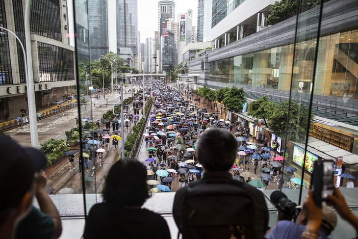 Trung Quốc gửi 43 trang thư cho báo chí, diễn giải về biểu tình Hong Kong - Ảnh 1.