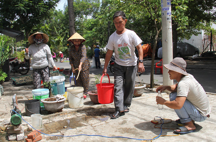 Miền Trung vật vã khát: Hồ cạn, sông mặn, dân thức đêm hứng nước - Ảnh 4.