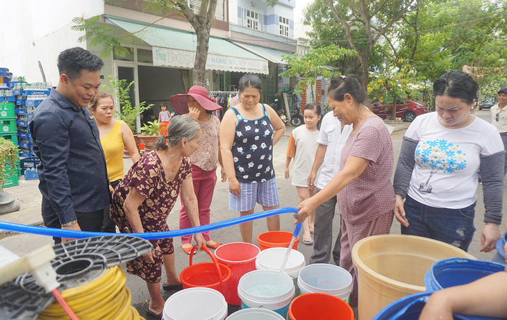 Miền Trung vật vã khát: Hồ cạn, sông mặn, dân thức đêm hứng nước - Ảnh 1.