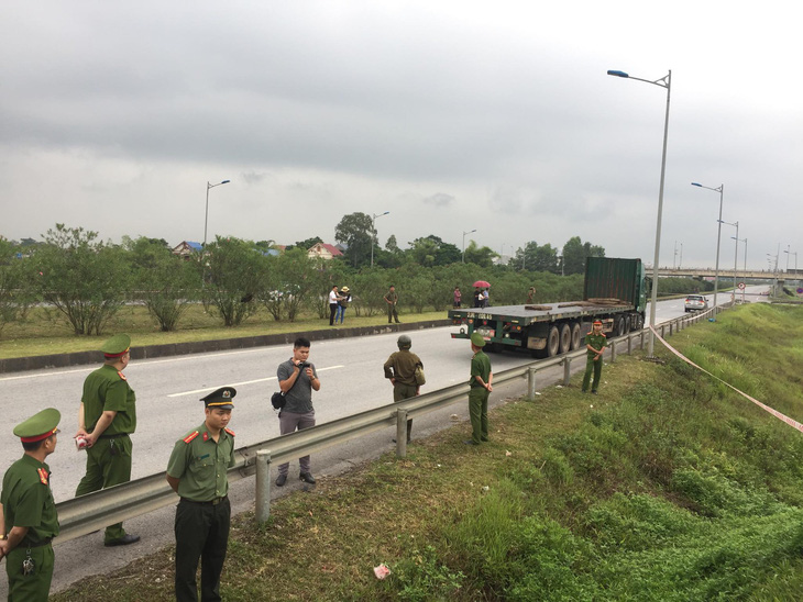Thực nghiệm vụ xe container đâm xe Innova đi lùi trên cao tốc Thái Nguyên - Ảnh 1.