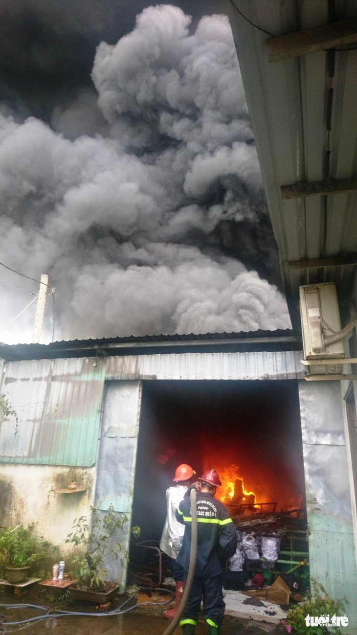 Nhà xưởng ở Hóc Môn bốc cháy ngùn ngụt khói đen giữa trưa - Ảnh 2.