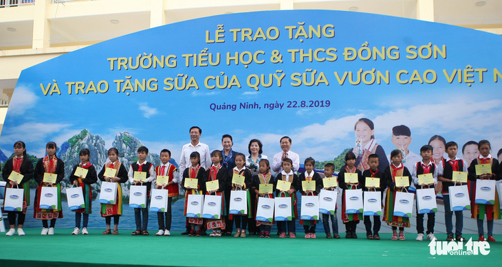 Vinamilk tặng hơn 71.000 ly sữa cho học sinh vùng cao tại Quảng Ninh - Ảnh 1.