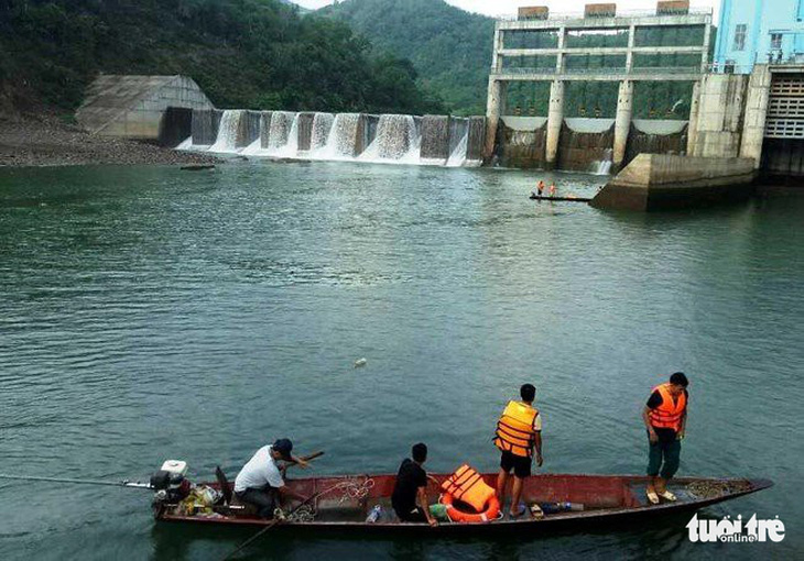 Khởi tố hai cán bộ nhà máy thủy điện vô ý xả lũ gây chết người - Ảnh 1.