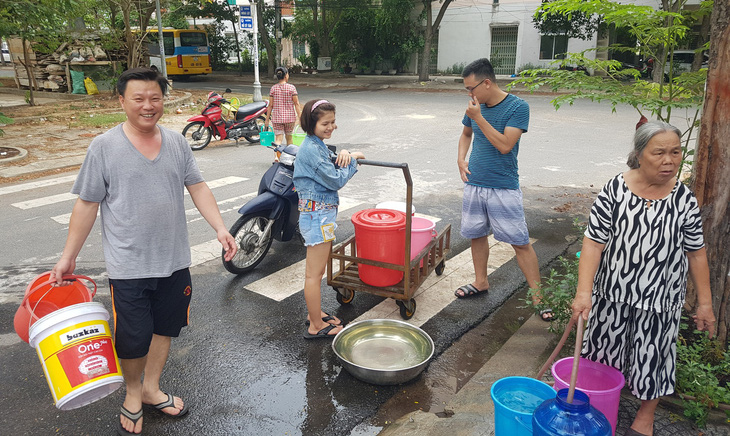 Đà Nẵng: Dân khoan giếng, chấp nhận dùng nước hôi mùi bùn để sinh hoạt - Ảnh 1.