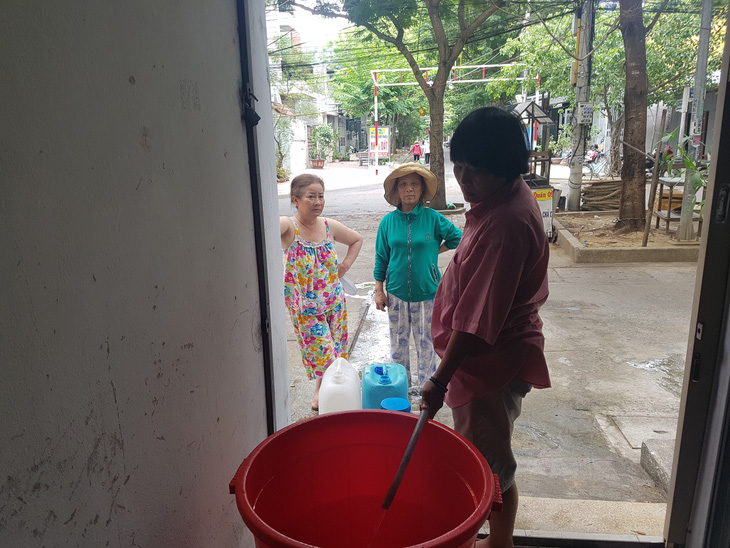 Đà Nẵng: Dân khoan giếng, chấp nhận dùng nước hôi mùi bùn để sinh hoạt - Ảnh 2.