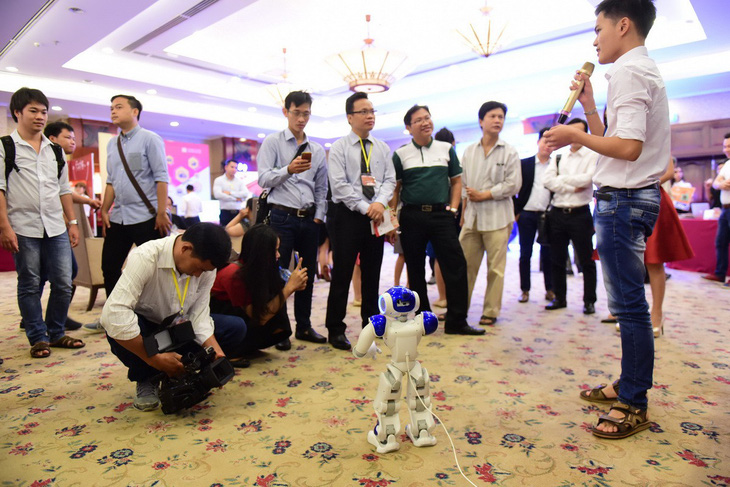 Thời robot, xe hơi bay, cha mẹ có dám trở lại làm học trò vì con? - Ảnh 1.