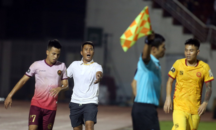 Thắng 2-0 từ sút xa, CLB Sài Gòn đẩy Thanh Hóa xuống vị trí nguy hiểm - Ảnh 4.