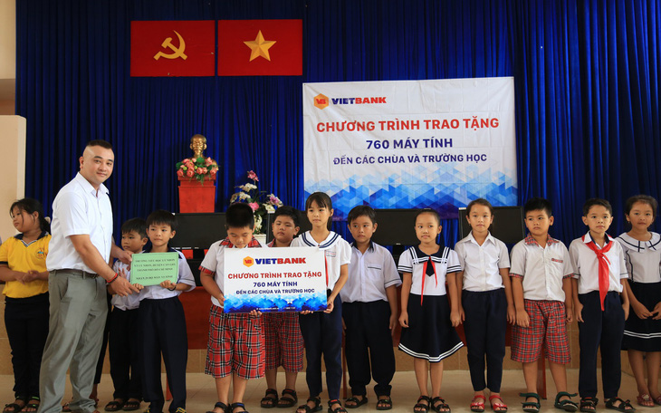 Vietbank tặng 760 máy tính cho các chùa và trường học