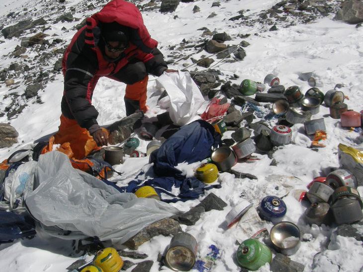 Dân leo núi Everest bị cấm mang theo đồ nhựa - Ảnh 1.