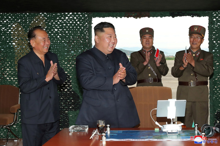 Triều Tiên thử nghiệm phóng nhiều tên lửa siêu lớn - Ảnh 3.