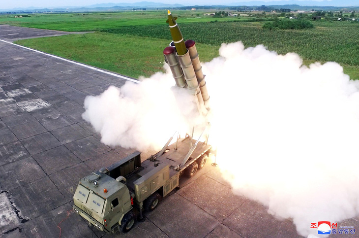 Triều Tiên thử nghiệm phóng nhiều tên lửa siêu lớn - Ảnh 2.