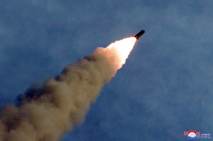 Triều Tiên thử nghiệm phóng nhiều tên lửa siêu lớn - Ảnh 5.
