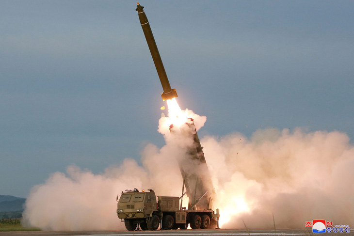 Triều Tiên thử nghiệm phóng nhiều tên lửa siêu lớn - Ảnh 4.