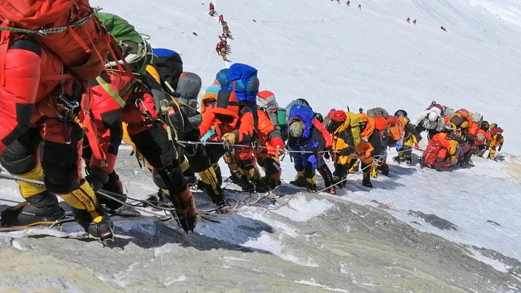 Dân leo núi Everest bị cấm mang theo đồ nhựa - Ảnh 3.