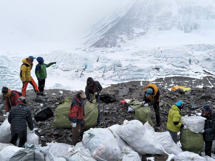 Dân leo núi Everest bị cấm mang theo đồ nhựa - Ảnh 2.