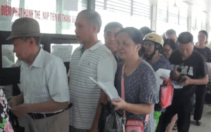 Người dân Hà Nội xếp hàng đăng ký thẻ đi xe buýt miễn phí