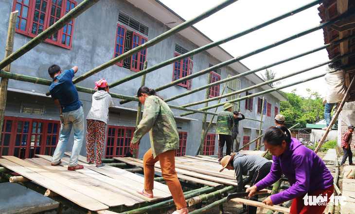 Cảm động phụ huynh mang tre, nứa dựng ký túc xá cho con - Ảnh 7.