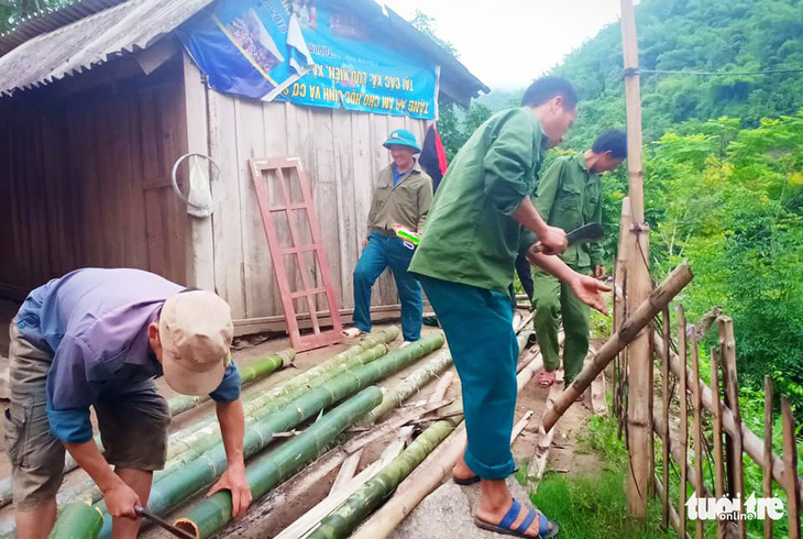 Cảm động phụ huynh mang tre, nứa dựng ký túc xá cho con - Ảnh 5.