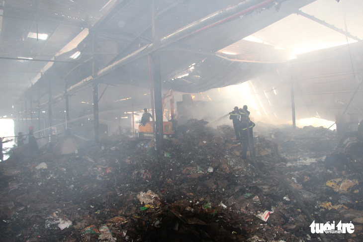 Cháy lớn tại nhà máy giấy, thiệt hại trên 1 tỉ đồng - Ảnh 4.