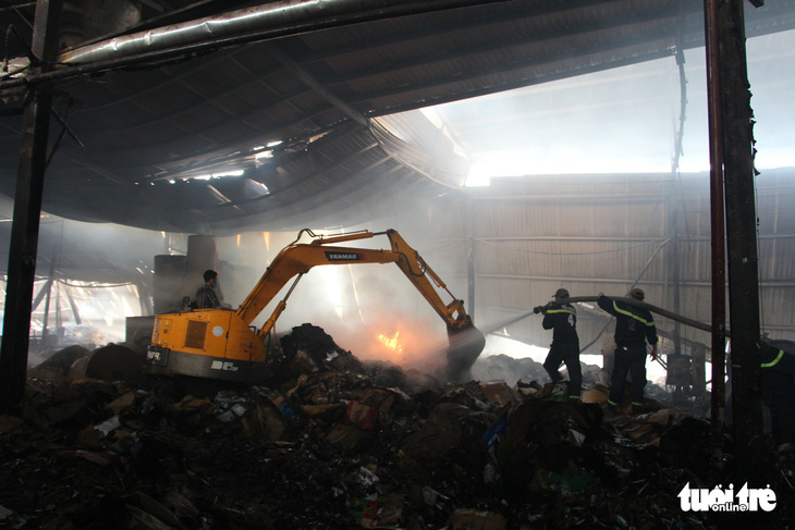 Cháy lớn tại nhà máy giấy, thiệt hại trên 1 tỉ đồng - Ảnh 3.