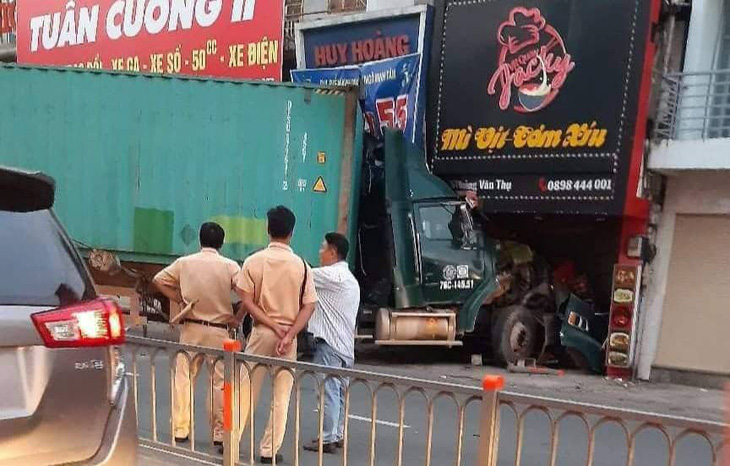 Xe container lao vào nhà dân lúc rạng sáng, nhiều người tháo chạy thoát thân - Ảnh 1.