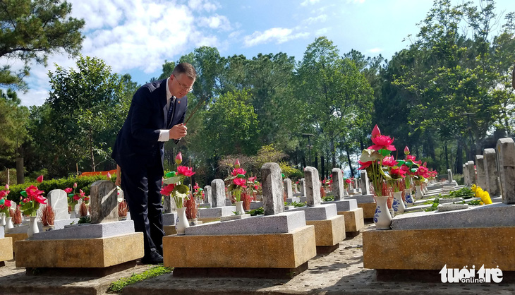 Lần đầu tiên, đại sứ Mỹ viếng nghĩa trang liệt sĩ quốc gia Trường Sơn - Ảnh 1.