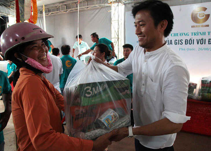 Phú Quốc: 600 phần quà được trao tặng đồng bào bị thiệt hại do lũ lụt - Ảnh 1.