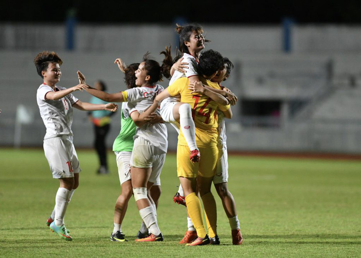 10 người Việt Nam đá bại Thái Lan, vô địch bóng đá nữ Đông Nam Á 2019 - Ảnh 4.