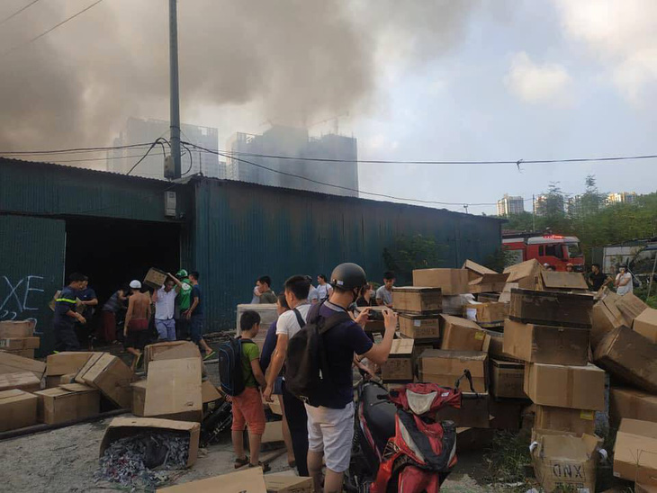 Nhà xưởng chứa linh kiện điện tử bốc cháy ở Hà Nội - Ảnh 4.