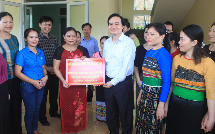 Bộ trưởng Phùng Xuân Nhạ thăm, tặng quà các trường vùng lũ Quan Sơn