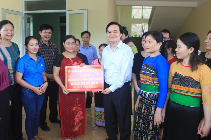 Bộ trưởng Phùng Xuân Nhạ thăm, tặng quà các trường vùng lũ Quan Sơn - Ảnh 1.