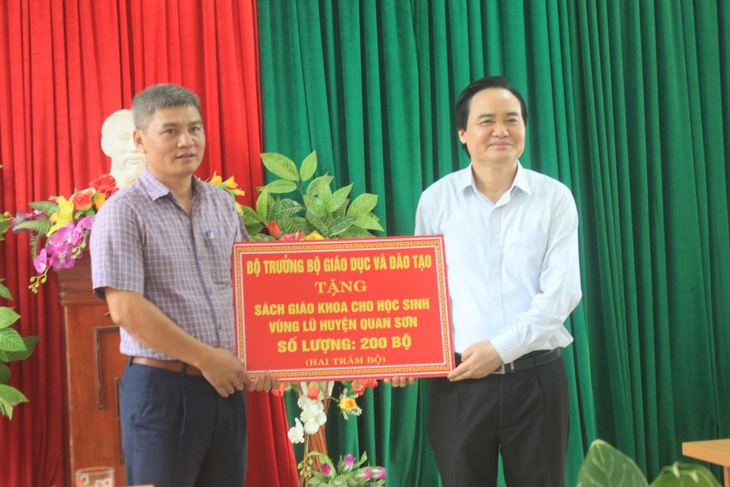 Bộ trưởng Phùng Xuân Nhạ thăm, tặng quà các trường vùng lũ Quan Sơn - Ảnh 2.