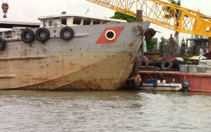 Sà lan 2.000 tấn mất lái tông chìm canô trên sông Sài Gòn
