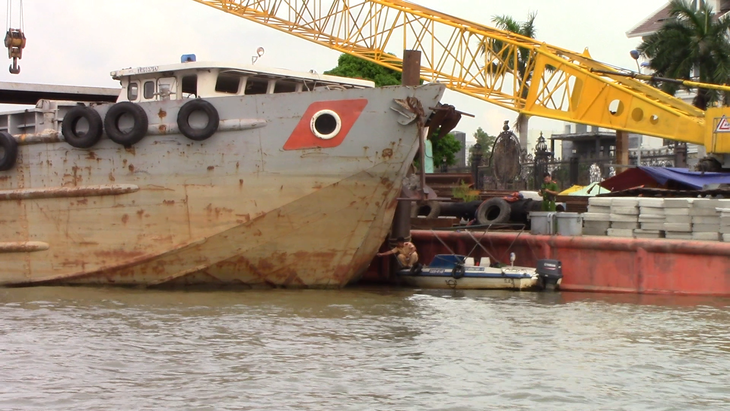 Sà lan 2.000 tấn mất lái tông chìm canô trên sông Sài Gòn - Ảnh 1.
