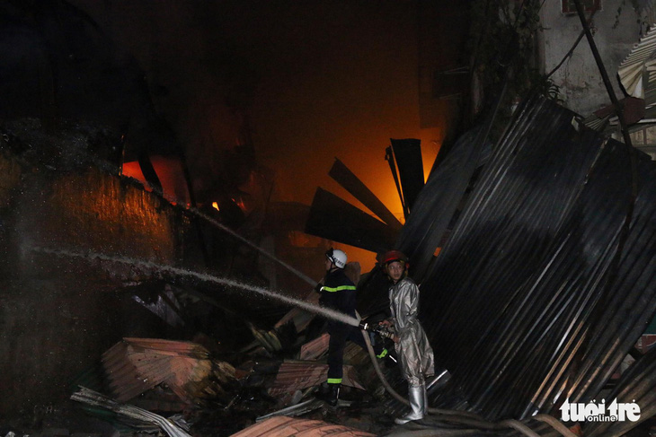 Hỏa hoạn ở công ty Rạng Đông được khống chế sau gần 6 tiếng nỗ lực - Ảnh 14.