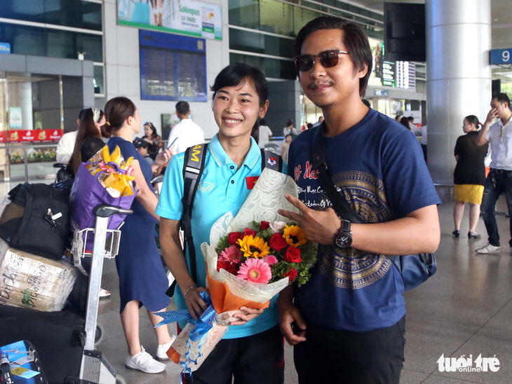 Sân bay Tân Sơn Nhất đìu hiu đón các nữ tuyển thủ tân vô địch Đông Nam Á - Ảnh 4.