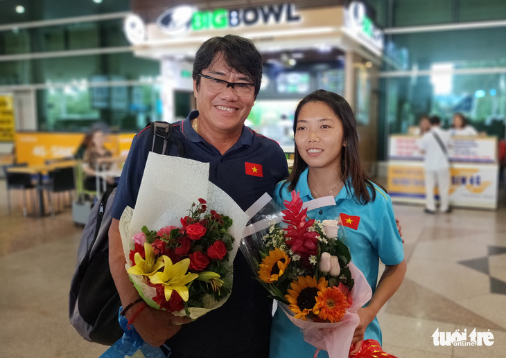 Sân bay Tân Sơn Nhất đìu hiu đón các nữ tuyển thủ tân vô địch Đông Nam Á - Ảnh 5.
