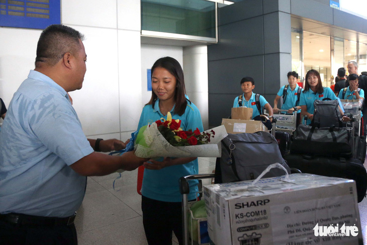 Sân bay Tân Sơn Nhất đìu hiu đón các nữ tuyển thủ tân vô địch Đông Nam Á - Ảnh 2.